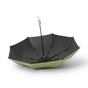 Parapluie publicitaire noir uni en vinyle avec poignée en bois, design pliable en trois, élégant et moderne, unisexe, idéal pour les cadeaux d'entreprise - Product Image 4