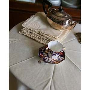 Mantel Redondo de Lino de Marca con Inserciones de Crochet y 8 Servilletas, Diseño a Rayas y Sin Arrugas para Hoteles y Restaurantes - Product Image 2