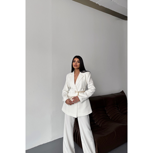 Conjunto de Traje Blanco para Mujer con Chaqueta y Pantalones con Detalle de Cinturón de Cadena, Combinación Perfecta - Product Image 6