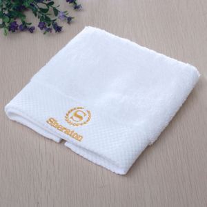 Serviette de bain d'hôtel blanche absorbante de haute qualité, 100% coton, avec logo de la marque Pure Set - Product Image 4