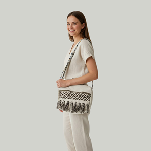 Bolso de mano tejido con patrón geométrico, ribete de flecos y diseño textil decorativo para mujeres, ideal para atuendos casuales y eventos especiales. - Product Image 1