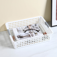 Petit panier de rangement rectangulaire en plastique pour une organisation efficace et une utilisation de l'espace