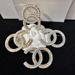 Broche Lettre Colorée Premium, Incrustée de Perles et Diamants, Style Coréen Tendance, Épingle Féminine en Alliage pour Femme - Product Image 1
