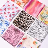 Foulard carré en satin soyeux haute densité imprimé numériquement, inspiré des créateurs, type bandana