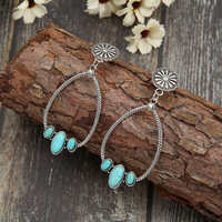 Boucles d'oreilles pendantes Western Stud Silvertone avec fausses pierres crème Style Boho Boucles d'oreilles en forme de larme turquoise estampillées à la main pour femmes