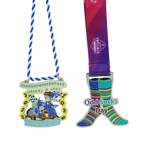 Medallas Religiosas y Deportivas Personalizables de Aleación de Zinc 3D, Esmaltadas, Pulidas, de Bronce/Latón, Fundidas a Troquel, con Pin de Esmalte de Oración - Product Image 2
