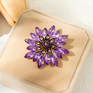 Broches de créateur en gros pour femmes, grandes broches fleurs en cristal, épingles à strass pour vêtements, bijoux de mode en métal - Product Image 6