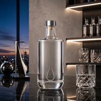 Bouteille en verre cylindrique de 500 ml avec logo goutte d'eau en relief, idéale pour l'emballage du gin, de la vodka et du whisky