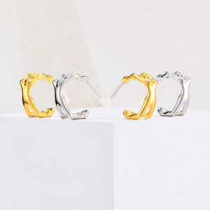 Boucles d'oreilles clous design humanoïde 3D en alliage de zinc or et argent, bijoux de mode unisexe - Product Image 2