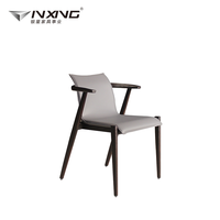 Chaise de salle à manger moderne portable personnalisée en gros, couleur rouge Oka fumé, revêtement en similicuir, pieds en bois, pour la maison et l'hôtel