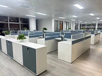 Meubles de bureau, bureau et chaise modulaires extensibles en bois moderne pour trois, quatre ou six personnes, avec écran de séparation