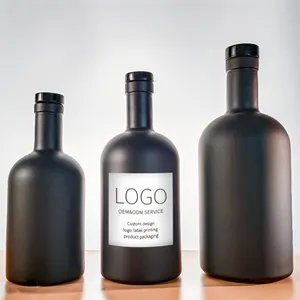 Alta qualidade espírito licor vodka matte preto garrafa de vidro 350ml 500ml 750ml garrafa redonda com longo esbelto pescoço e cortiça