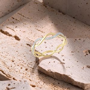 Anillo Apilable de Oro 10K con Diamantes Infinitos Trenzados, Banda Entrelazada de Media Eternidad con Micro Pavé para Joyería de Boda Femenina - Product Image 3