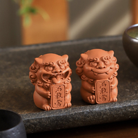 Figurine du Dieu du Vent en Résine, Lion Joyeux, Rouge Brique Rustique, Ornement Feng Shui, Décoration de Bureau à Domicile, Cadeau Porte-Bonheur