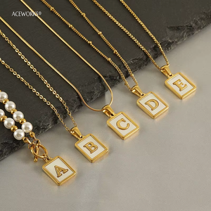 Colgante de Concha con Letras del Alfabeto |   Colgante con inicial incrustada en nácar natural |   Acero Inoxidable Chapado en Oro PVD de 18K Resistente al Agua - Product Image 4