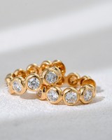 Boucles d'oreilles créoles Huggies pour femme en or 18 carats avec diamants de laboratoire certifiés IGI, modèle Icon, style tennis à perles, surprise