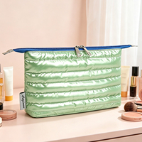 Trousse de Toilette Matelassée Style Puffer Métallique pour Femme, Idéale Voyage, Cadeau Demoiselle d'Honneur, Esthétique, Marque Privée, Trousse à Maquillage