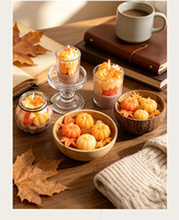 Bougie parfumée en forme de citrouille et feuille d'érable dans un bol en bois, idéale pour les centres de table de Thanksgiving