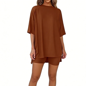 Conjunto de 2 piezas para <span class=keywords><strong>mujer</strong></span>: <span class=keywords><strong>Camiseta</strong></span> <span class=keywords><strong>oversize</strong></span> de manga corta <span class=keywords><strong>con</strong></span> abertura lateral y shorts de ciclista de cintura alta, estilo loungewear Sehe Fashion - Product Image 3