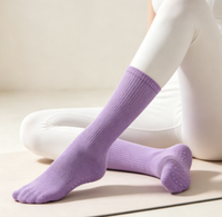 Chaussettes de yoga antidérapantes pour les exercices de Pilates, chaussettes en coton mi-longues colorées, polyvalentes et adaptées à toutes les occasions