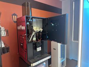 Distributeur automatique d'espresso commercial avec écran tactile 17 pouces, fonction de nettoyage automatique, paiement mobile par QR, distributeur de gobelets, café frais - Product Image 3
