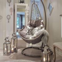 Chaise suspendue en rotin de style balcon de chambre d'hôtel moderne, décoration extérieure, avec support en métal