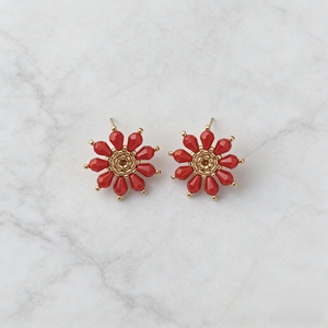 Pendientes de botón florales artesanales Namayo de Zambia con cuentas Miyuki y baño de oro de 24K para bodas y fiestas - Product Image 4