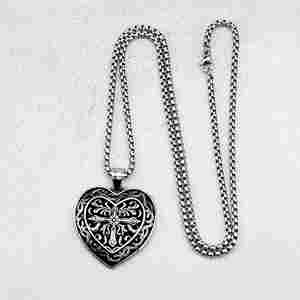 Collar con Colgante de Cruz de Araña de Acero Inoxidable Vintage para Hombre y Mujer, Collar con Colgante de Acero de Titanio Fundido en Forma de Corazón - Product Image 4