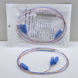 Nuevo Cable de Fibra Óptica PLC de 1M de Longitud con Revestimiento LSZH, Monomodo 1310/1550nm 1×2 1310/1550nm SC/UPC para Uso en Interiores - Product Image 1