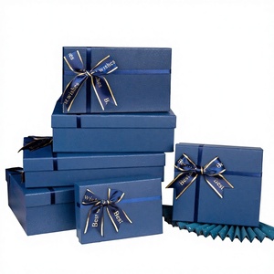 Boîte cadeau rectangulaire bleue haut de gamme en stock du fabricant, avec couvercle et base, en papier/carton découpé et collé - Product Image 1