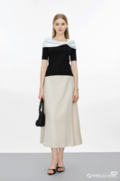 Chemisier tricoté élégant pour femme, col châle en satin blanc, orné d'un nœud perlé, manches courtes, coupe ajustée, idéal pour l'été et le bureau