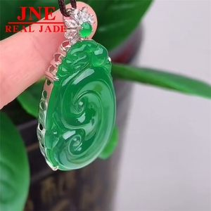 Colgante de <span class=keywords><strong>Jade</strong></span> Natural de Myanmar Tipo A con <span class=keywords><strong>Oro</strong></span> de 18K e Incrustaciones de Diamantes, Verde Intenso como Hielo, Amuleto de la Suerte, Delicado y Elegante - Product Image 2