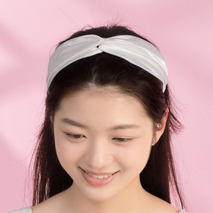Ensemble de voyage en satin : Chouchou pour cheveux, Bandeau, Masque de sommeil en soie et Sac à cordon - Product Image 5