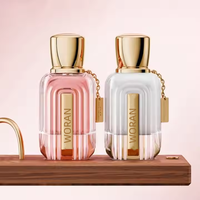 Vente en gros de flacons de parfum en verre transparent de luxe de haute qualité de 100 ml, forme carrée rayée unique, vaporisateur à pompe, couleur personnalisée, ODM personnalisé