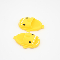 Mini pantoufles magiques simulées pour accessoires de maison de poupée, mini pantoufles requin de dessin animé, babouches, ornements DIY