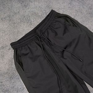 Pantalon de survêtement en polyester à rayures et jambes larges surdimensionné en gros Pantalon de survêtement en nylon pour hommes avec impression de logo personnalisé - Product Image 3