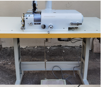 Table de machine à coudre industrielle à prix avantageux avec pied entraîneur, plateforme plate, aiguille simple, moteur haute vitesse, automatique et informatisée