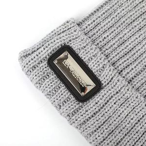 Nouveau bonnet d'hiver tricoté gris chiné chaud en acrylique doux 100 % avec patchs métalliques pour adulte, vente en gros à prix abordable - Product Image 4