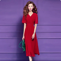 Robe blanche en satin à imprimé floral, style unique et tendance pour l'été, coupe ajustée, col en V, manches courtes, FMY63889