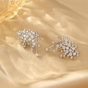 ต่างหูทรงหยดน้ำประกายระยิบระยับ ดีไซน์หรูหรา ทำจากทองแดง ประดับด้วยเซอร์โคเนีย เหมาะสำหรับงานปาร์ตี้ โดดเด่นด้วยเพชรและมุกเป็นหินหลัก - Product Image 2