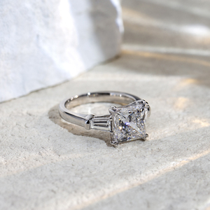 Bague de fiançailles pour femme Messi Jewelry MSR-1727 en or 18 carats, forme princesse, trois diamants, diamant cultivé en laboratoire - Product Image 4