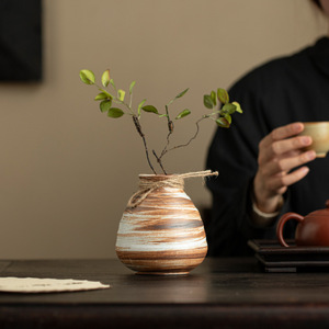 Vase en céramique fait main, petite décoration de table, style japonais vintage, pot à fleurs pour salon ou maison d'hôtes - Product Image 3