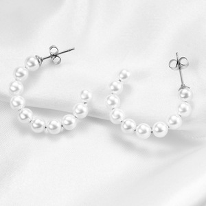Boucles d'oreilles clous en forme de C avec perles, 25 mm, qualité AAA, acier doré, pour usage quotidien, bijoux pour femmes - Product Image 3