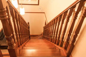 Ringhiera per Scale in Legno di Quercia Rosa Stile Antico Americano per Hall di Hotel, Scala Curva Intagliata in Legno, Gradini in Mogano per Villa - Product Image 3