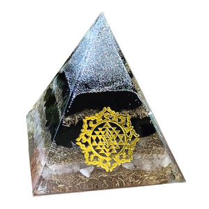 Ornement pyramidal en cristal Kogiya, obsidienne à pointe argentée, cristal blanc, gravure interne, décoration d'intérieur - Product Image 5