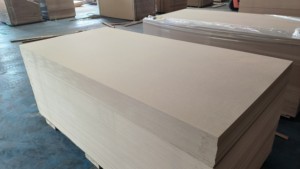 Tablero <span class=keywords><strong>MDF</strong></span> 3mm <span class=keywords><strong>Madera</strong></span> <span class=keywords><strong>de</strong></span> pino Chapa natural Diseño moderno E0 Formaldehído <span class=keywords><strong>Precio</strong></span> barato Hoja <span class=keywords><strong>de</strong></span> panel <span class=keywords><strong>de</strong></span> <span class=keywords><strong>madera</strong></span> <span class=keywords><strong>MDF</strong></span> en bruto para uso en interiores - Product Image 2