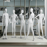 Maniquí de torso femenino de alta gama, marca Robben, blanco mate, sin cabeza, de fibra de vidrio, en pose de pie, para exhibición de ropa.