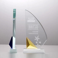 Gravure personnalisée bleu jaune cristal voilier forme trophée