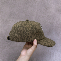Casquette de baseball personnalisée à 5 panneaux en coton à imprimé léopard, à visière courte et incurvée, avec broderie et sangle en cuir grainé de litchi vintage