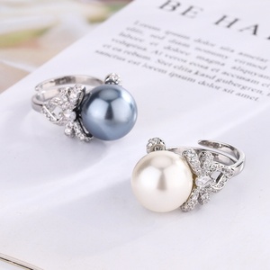 Bagues tendance en cuivre écologique avec perle de coquillage grise 14 mm et nœud coréen pour un style féminin et élégant au quotidien - Product Image 3